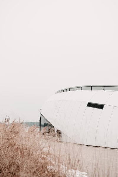 黑白金属建筑